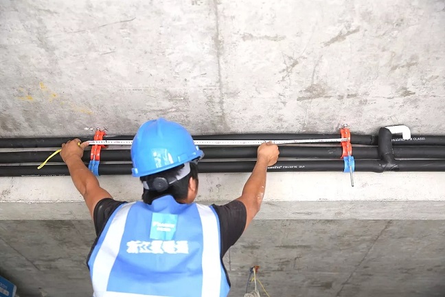 冷凝水管吊桿間距為0.8-1m，安裝坡度為百分之一，保障排水流暢