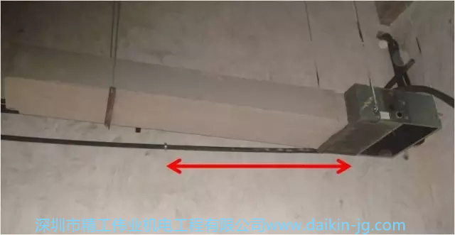 不規(guī)范：冷凝水管支撐間距過大，易形成氣袋，導致排水不暢