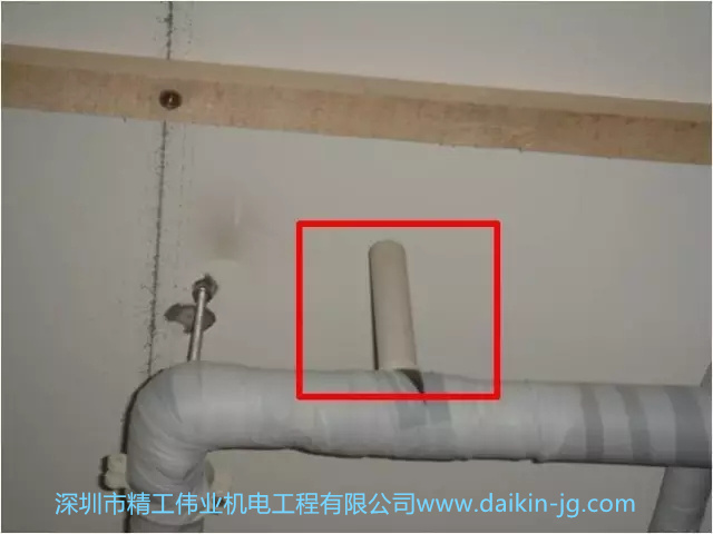 不規(guī)范：排氣孔開口朝上，灰塵等雜質易進入管道，造成阻塞