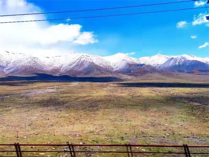 沿途的遠(yuǎn)方，是白皚皚的雪山，亦是一道美麗的風(fēng)景線