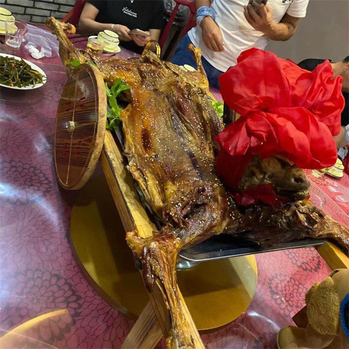 晚上烤全羊，喝著小酒，那叫一個(gè)爽！