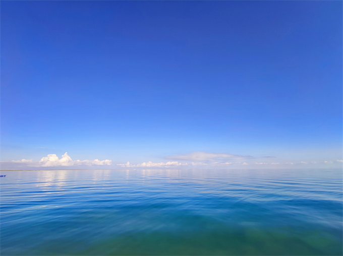 青海湖一望無(wú)垠，碧湖連天，感受靜謐之美。